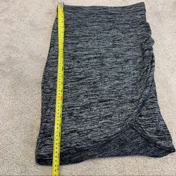 𝅺ARITZIA Wilfred gray ruched stretchy Tyra skirt size small - Picture 7 of 9